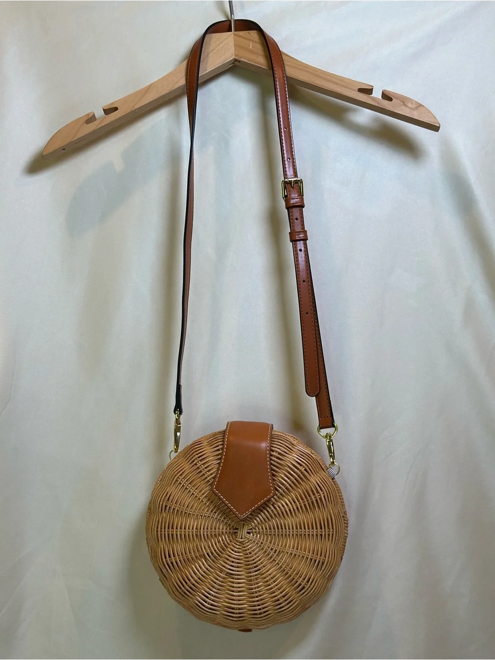 J. McLaughlin round wicker Romina Crossbody Bag in Tan coastal grandma style - Picture 2 of 7